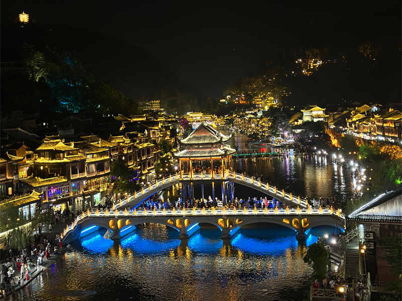 双夜景】凤凰古城+矮寨大桥+芙蓉镇+红石林+湘西苗寨 3日游