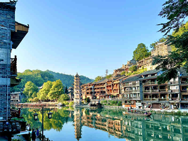 张家界+天门山+玻璃桥+黄龙洞+芙蓉镇+凤凰古城 纯玩5日游