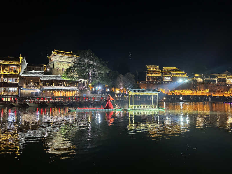 凤凰古城+芙蓉镇+湘西苗寨+酉水画廊+红石林 3日游